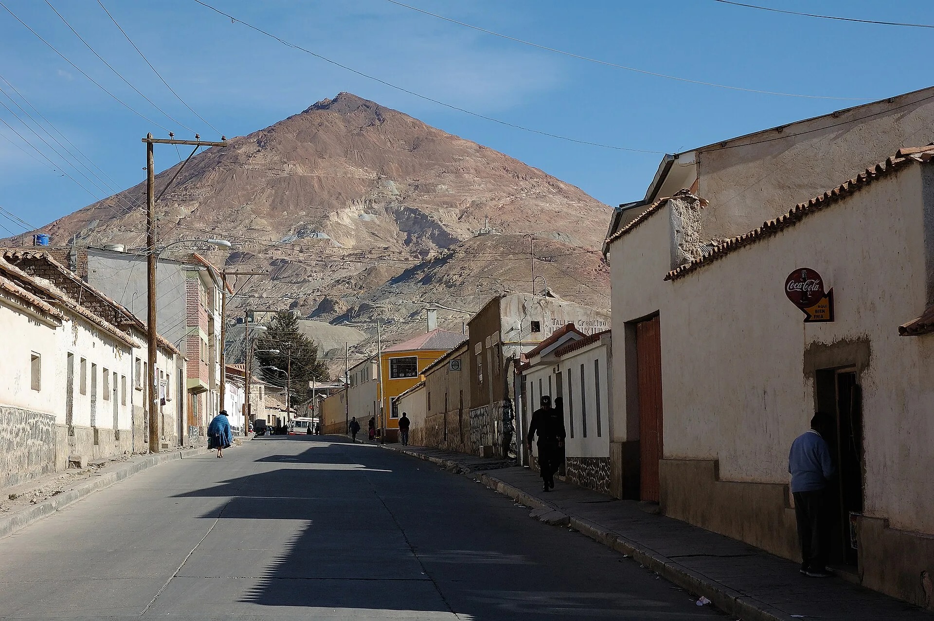 Cerro Rico visto de uma rua de Potosí