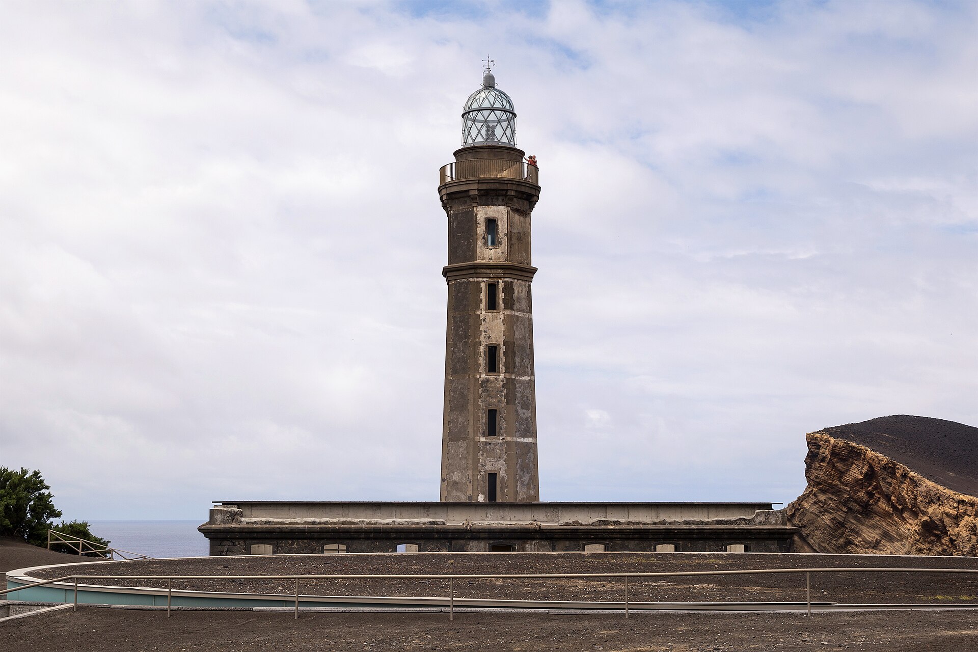 Farol da Ponta dos Capelinhos na ilha do Faial, Açores