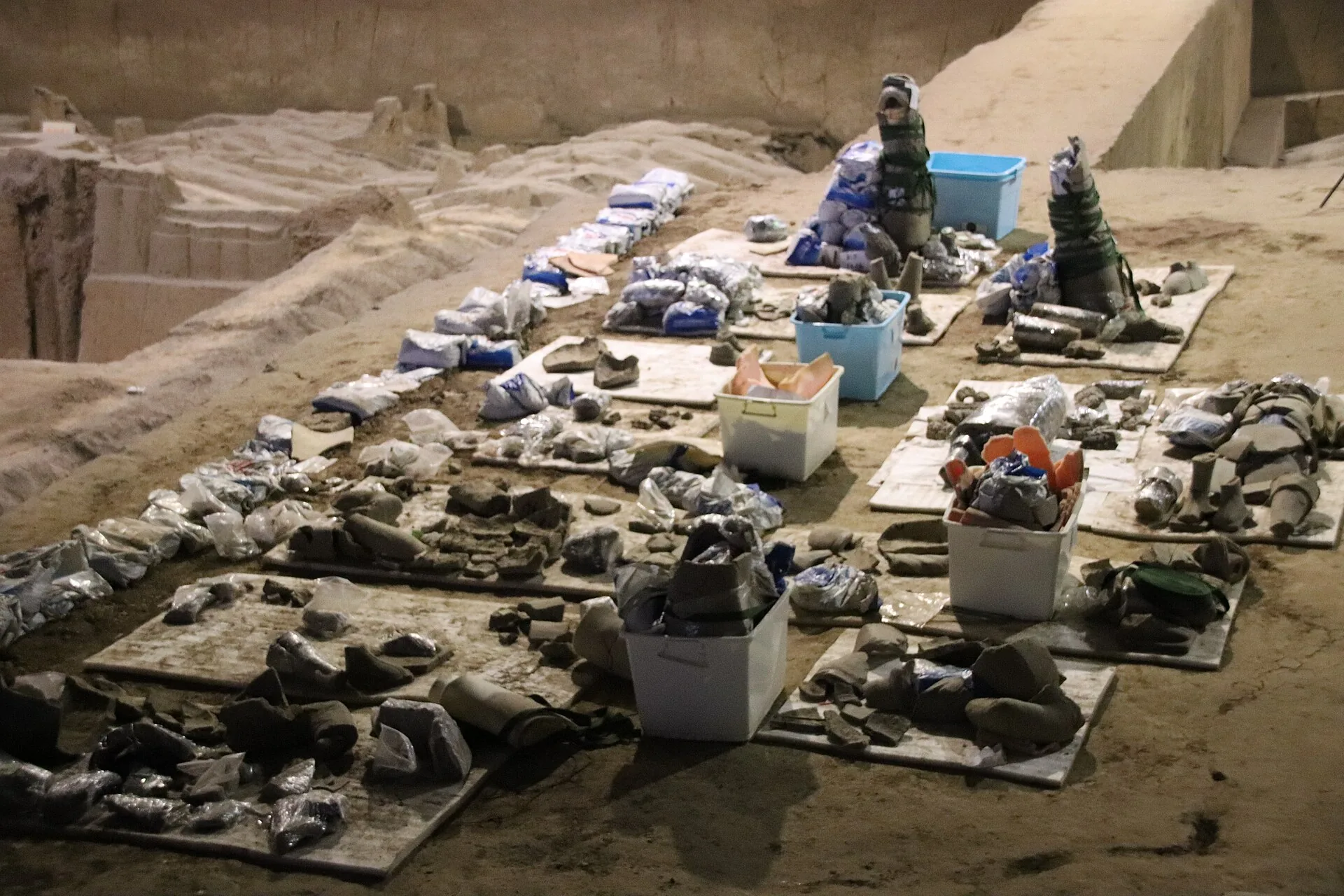 Escavação arqueológica com fragmentos e artefactos dos Guerreiros de Terracota