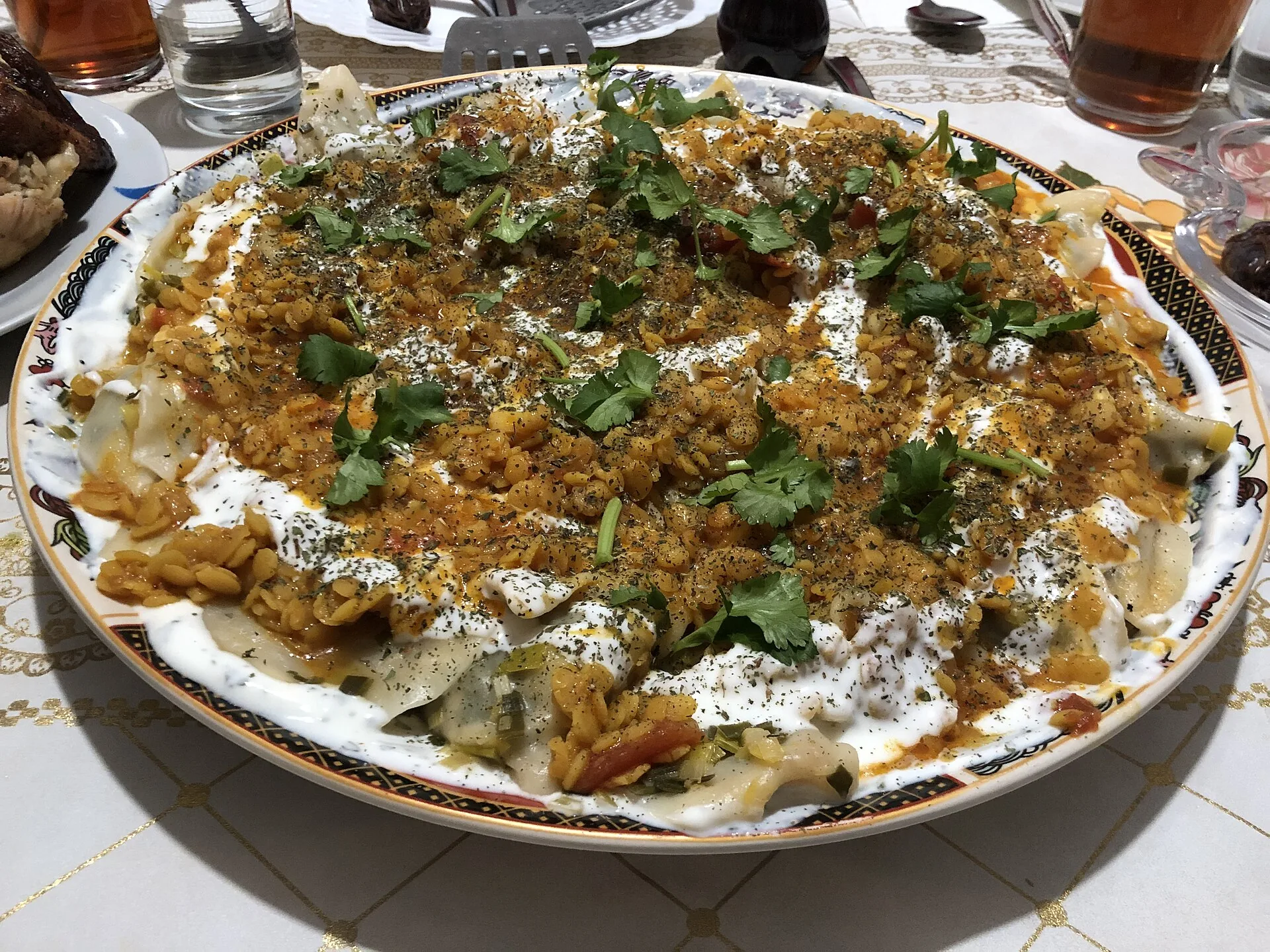 Manti cozidos a vapor com lentilhas, iogurte e ervas frescas