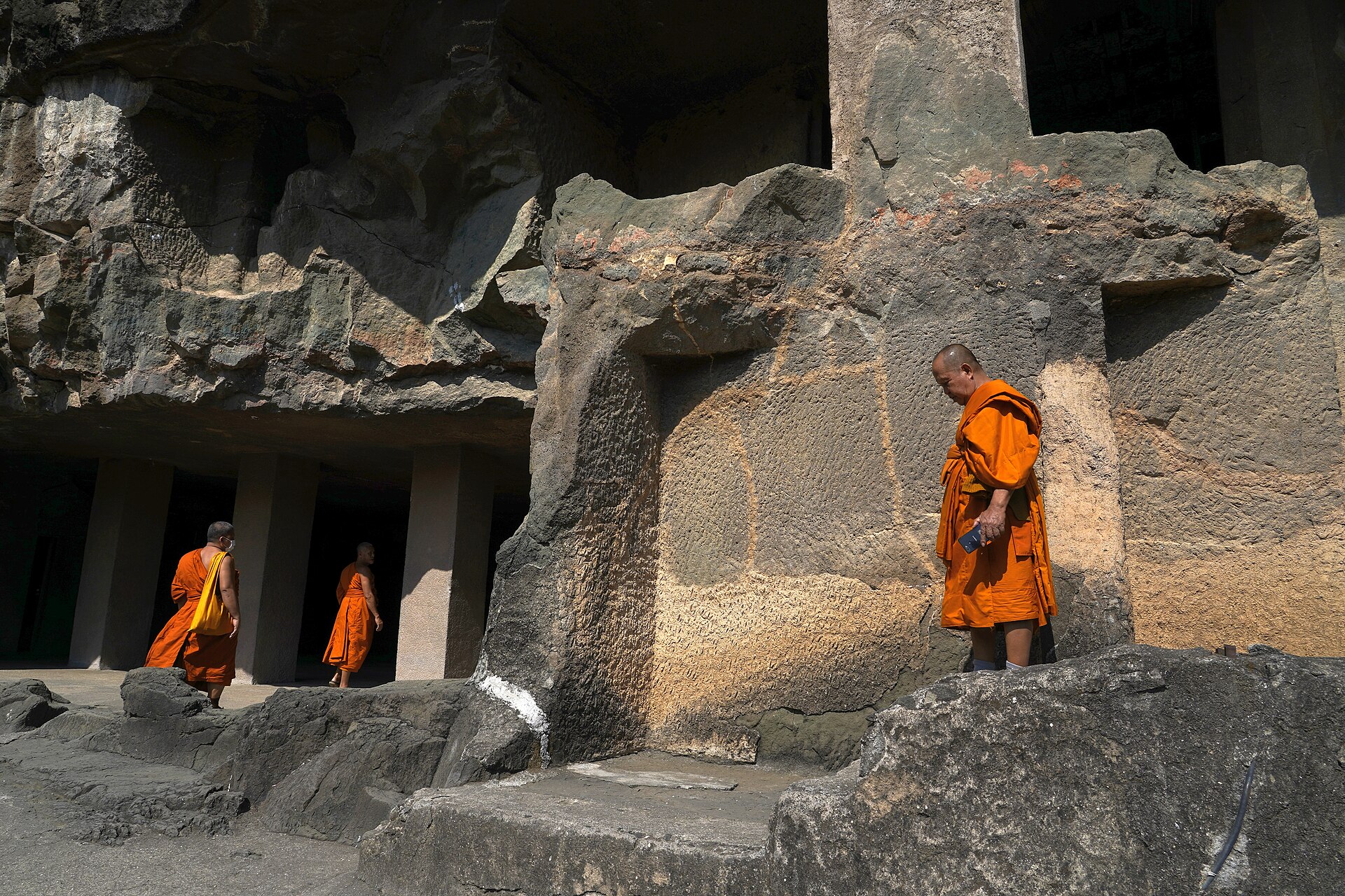 Monges budistas no interior das grutas de Ajanta, na Índia