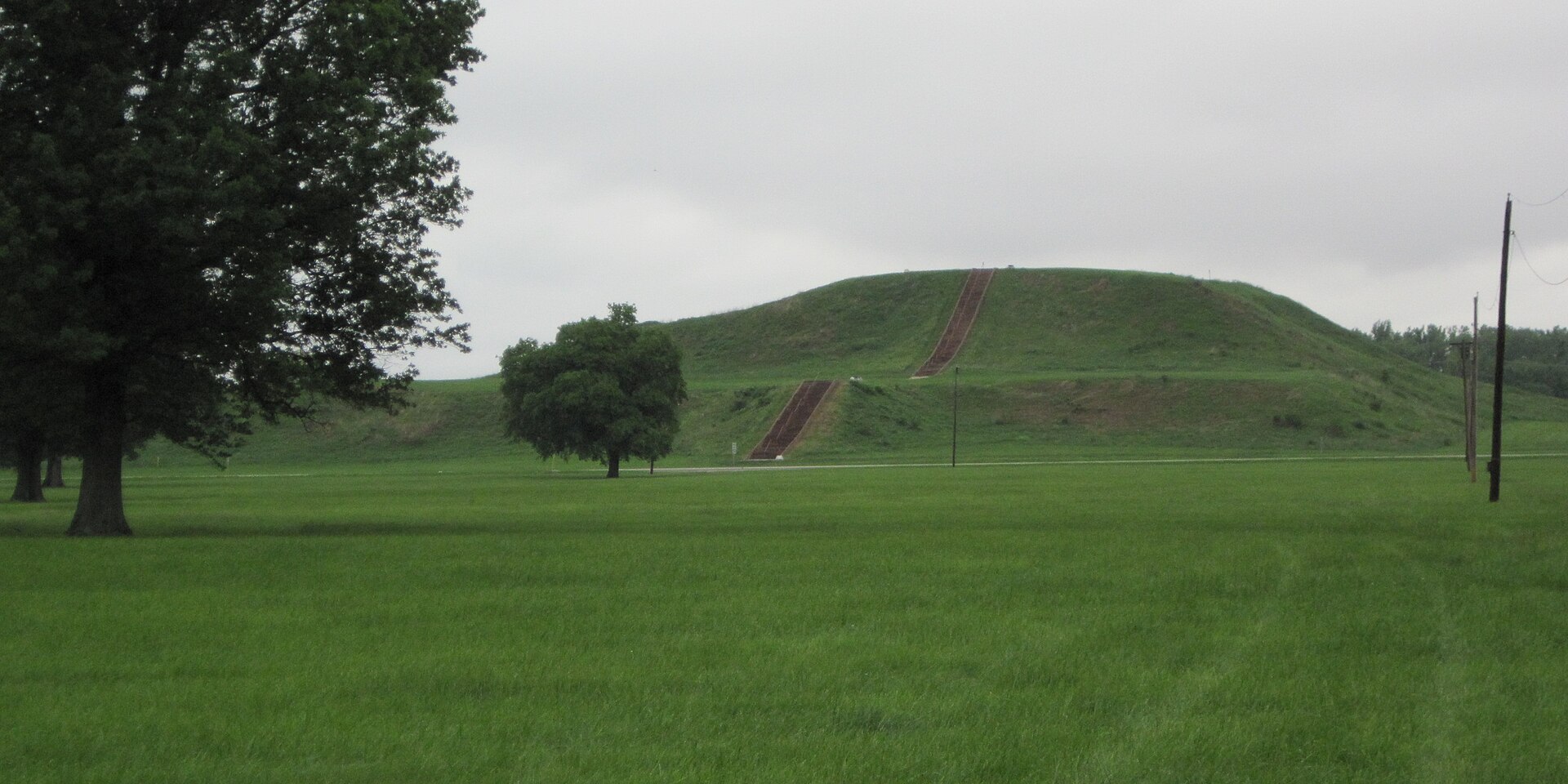 Praça relvada e escadaria do Monks Mound, em Cahokia
