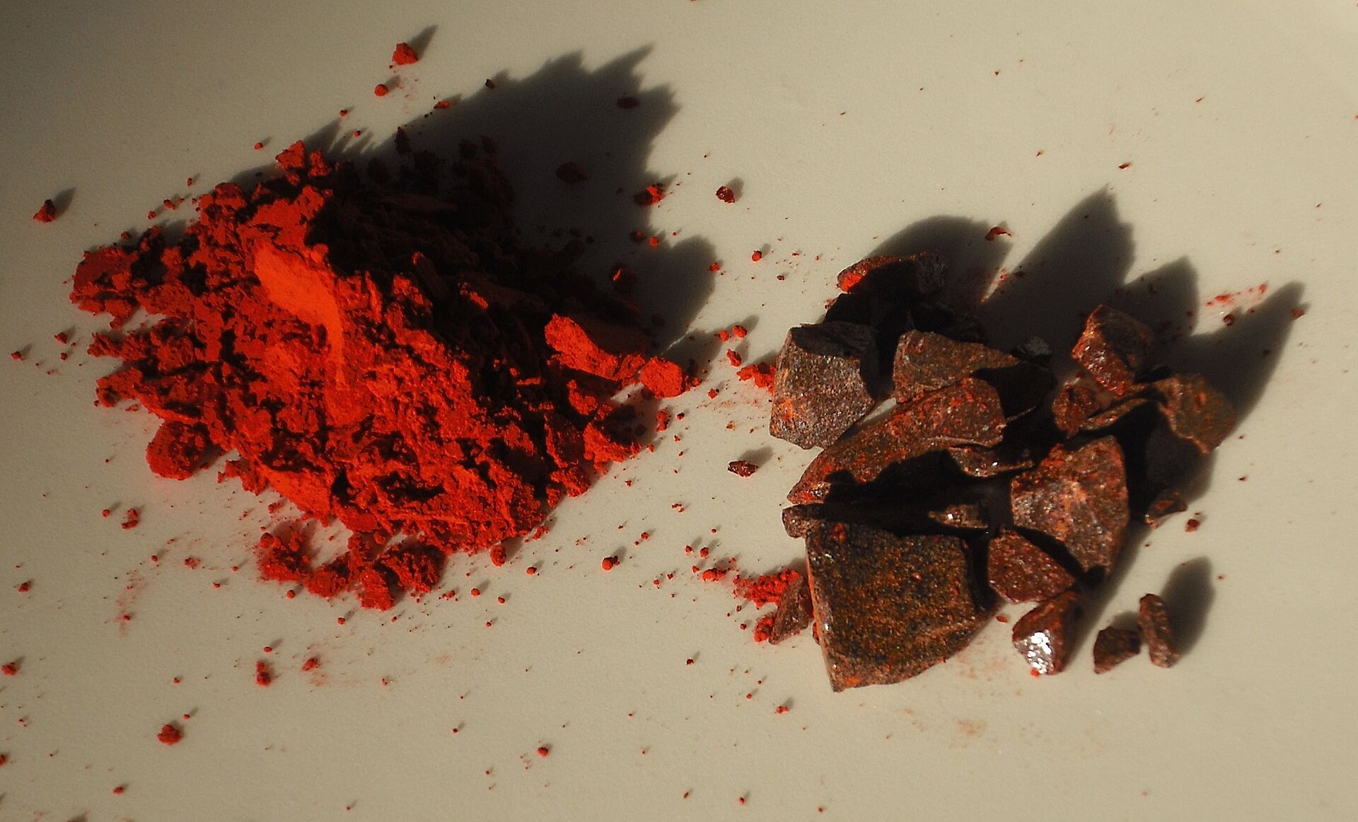 Resina sangue-de-dragão em pó e em fragmentos sólidos