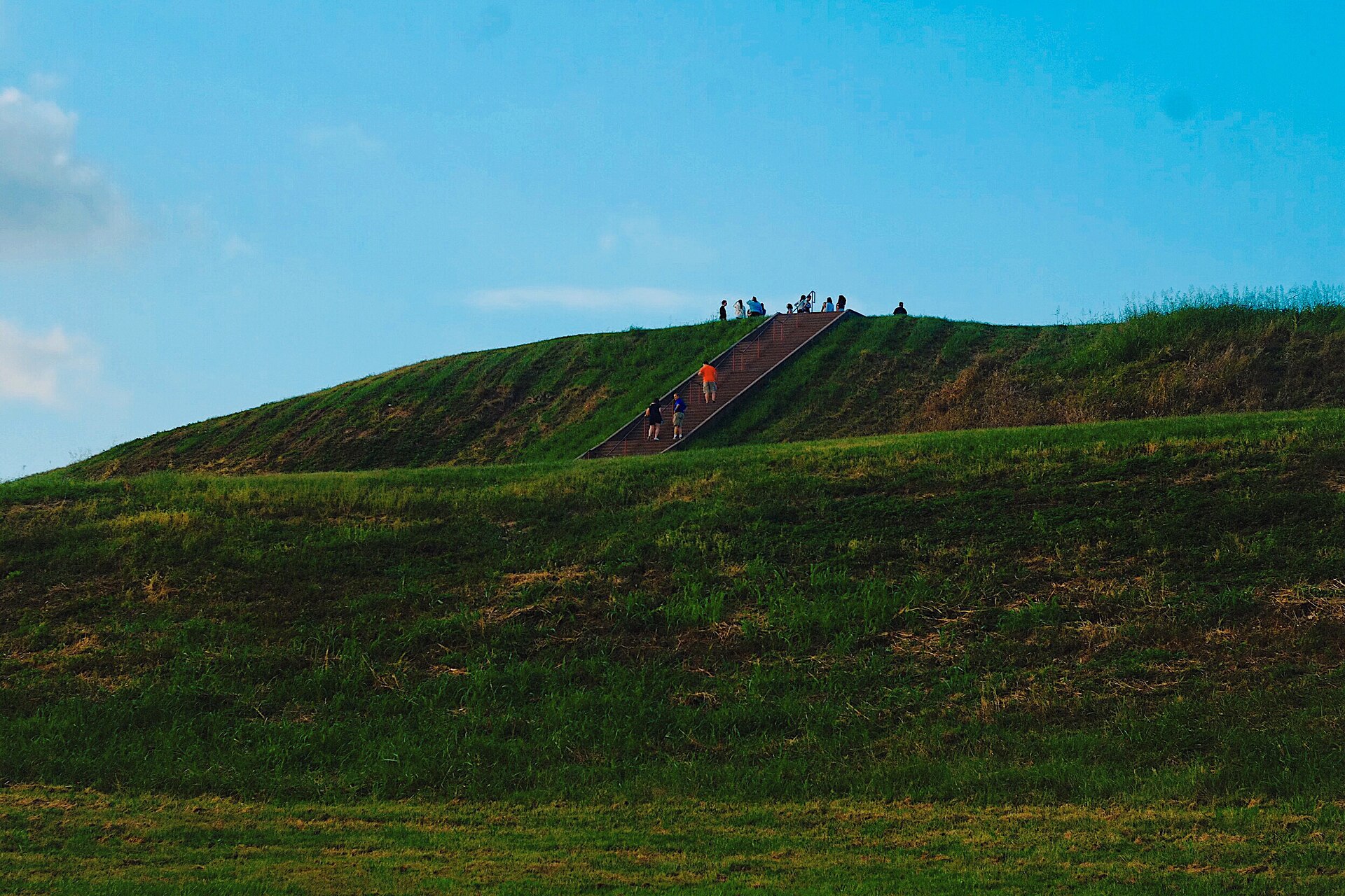 Monte relvado e escadaria no sítio arqueológico de Cahokia