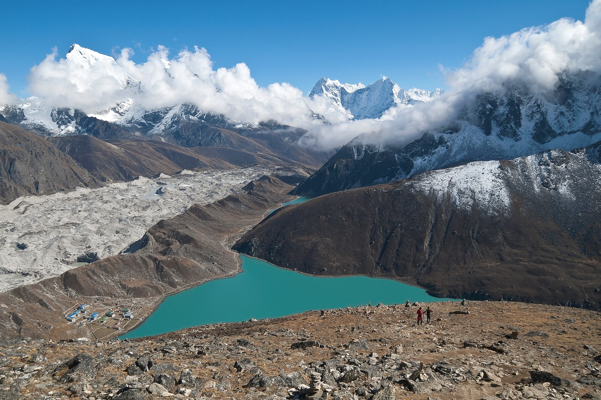 Cume do Gokyo Ri com o lago Gokyo no Nepal, Himalaias