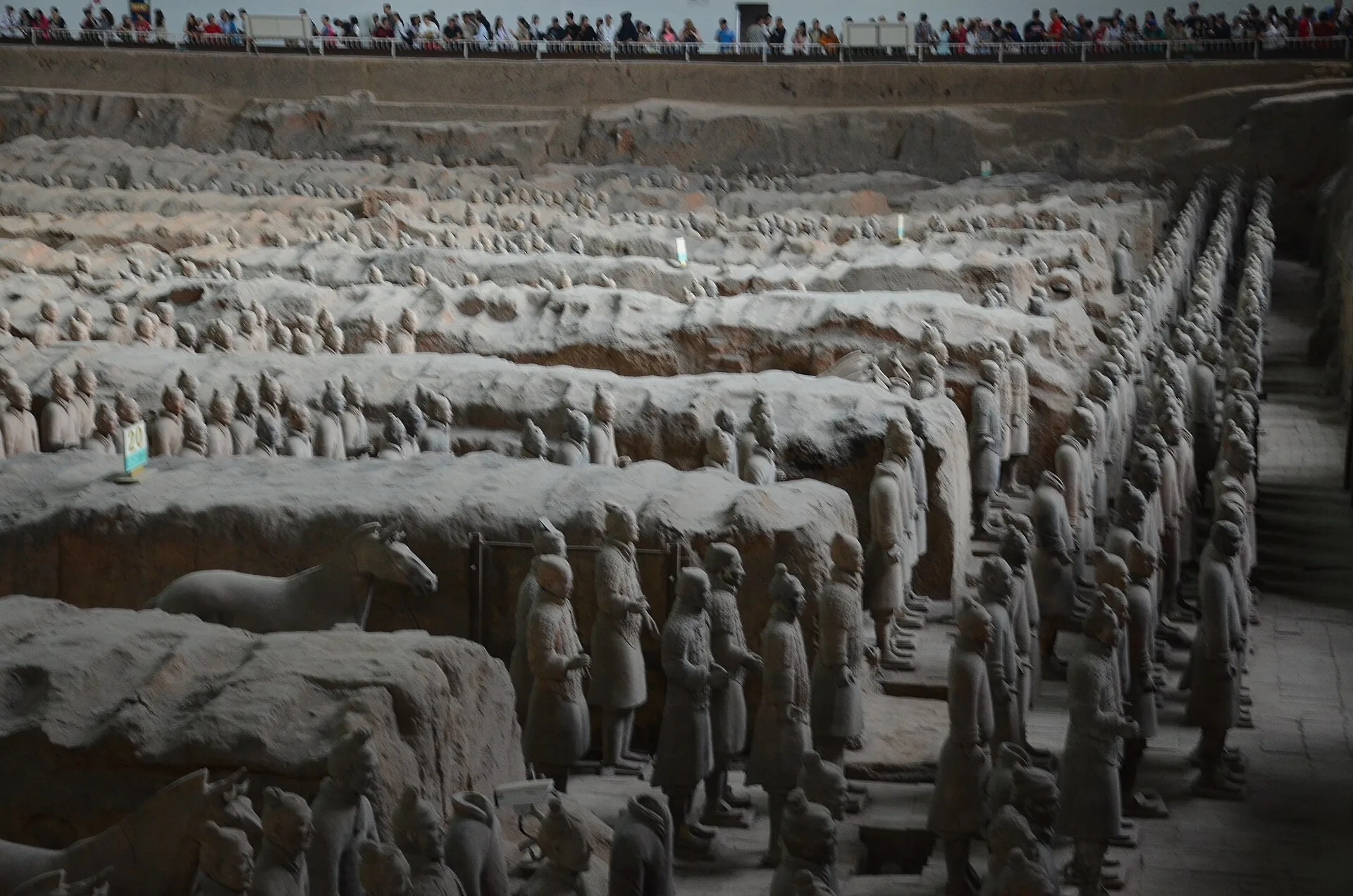 Formação de Guerreiros de Terracota no mausoléu do primeiro imperador