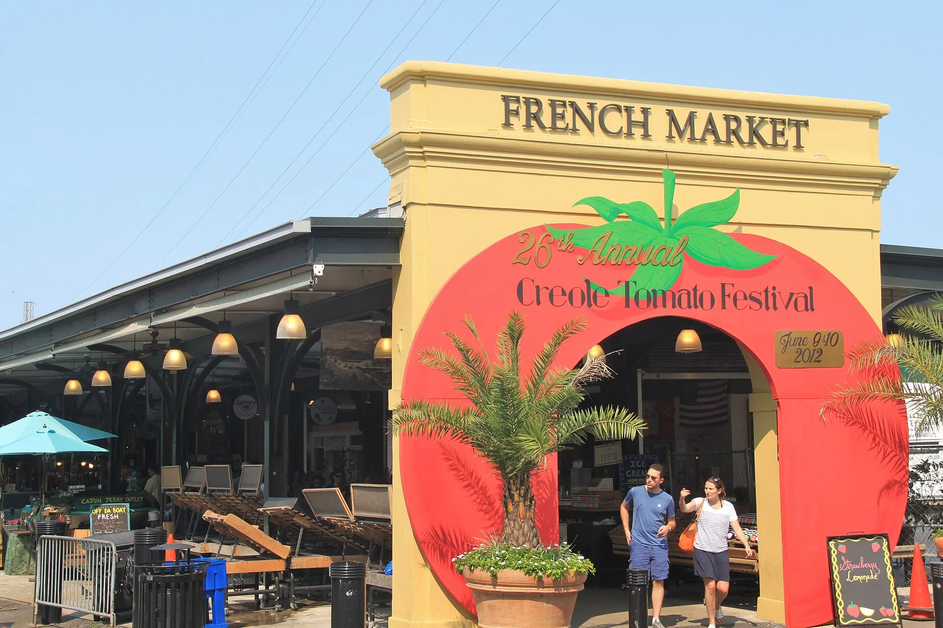 Entrada do French Market em Nova Orleães, decorada para festival de tomate