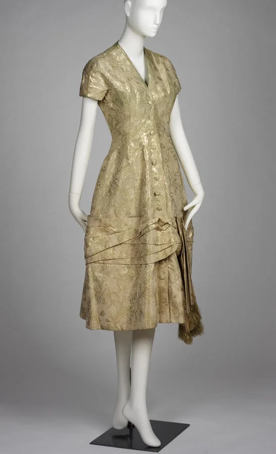 Vestido de seda brocada com padrão jacquard dourado