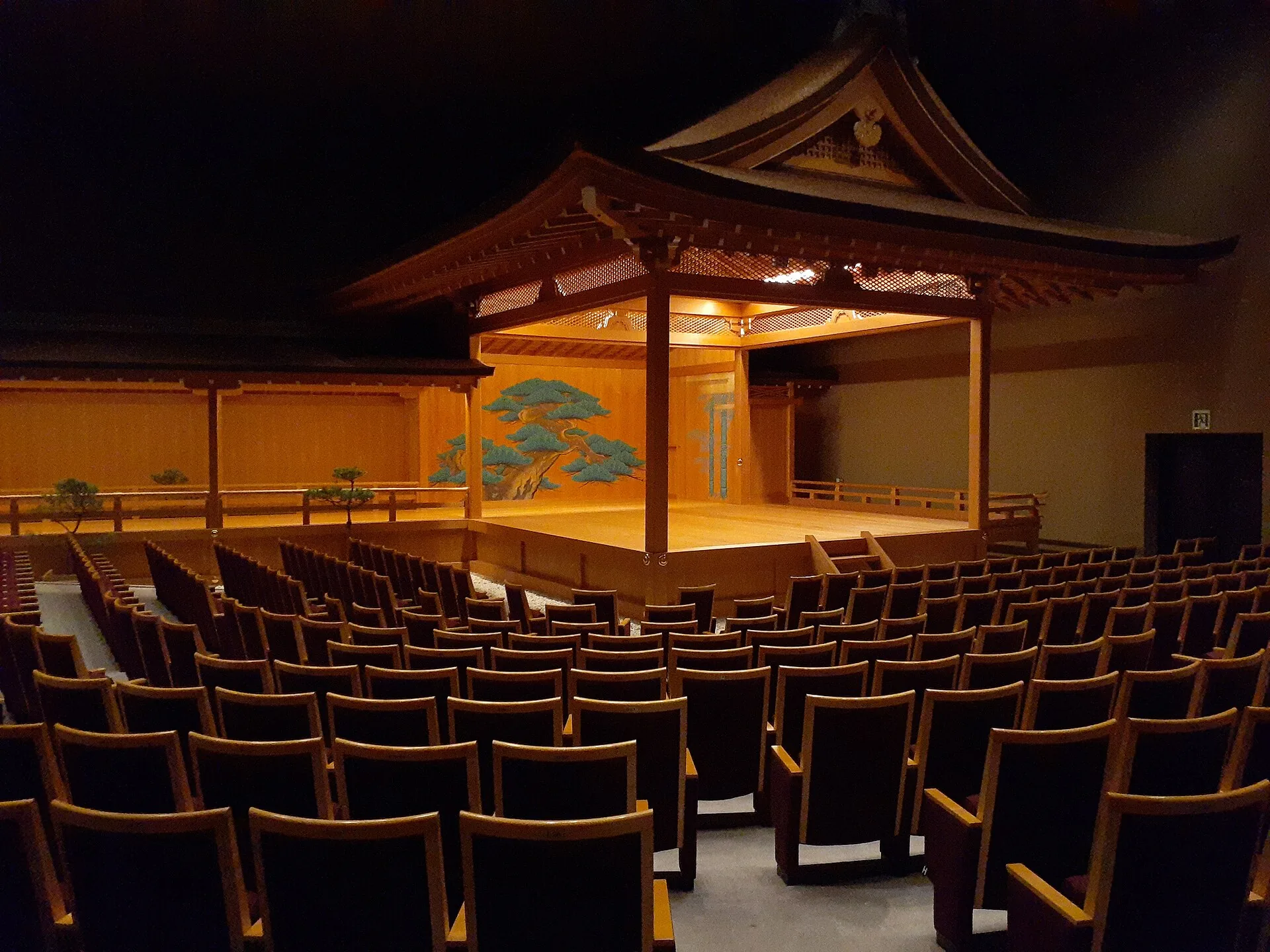 Palco de teatro Nō japonês vazio, visto de uma plateia