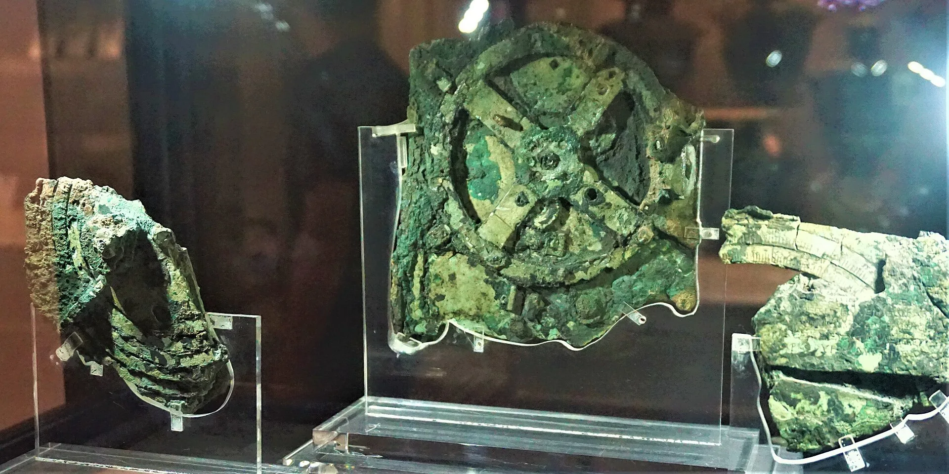 Fragmentos corroídos do Mecanismo de Anticítera em exposição museológica