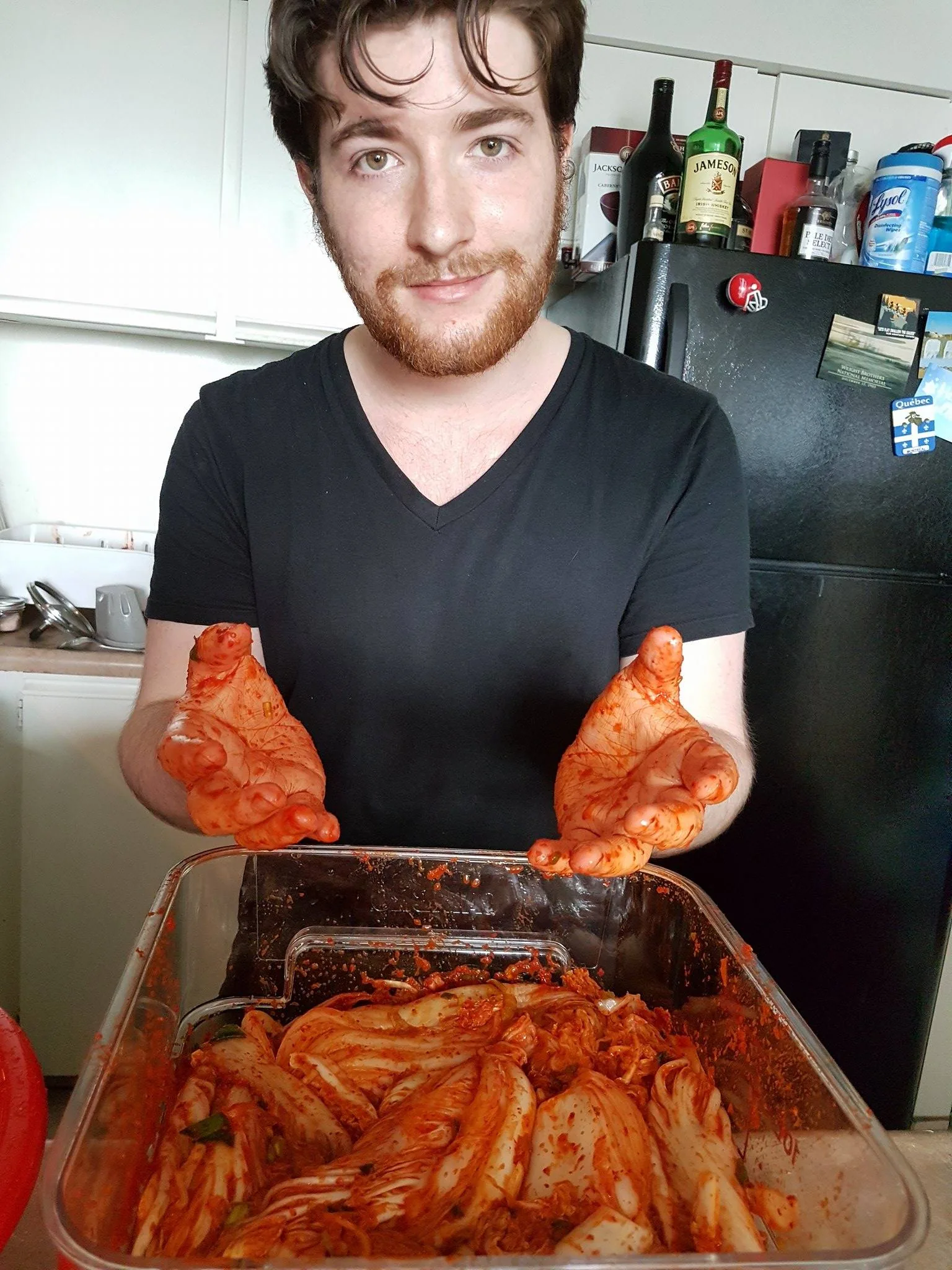 Pessoa a preparar kimchi fresco de couve-chinesa numa cozinha